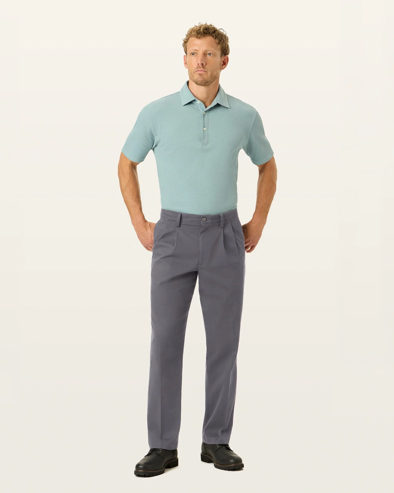 Easy Khakis. Pleated. Classic Fit