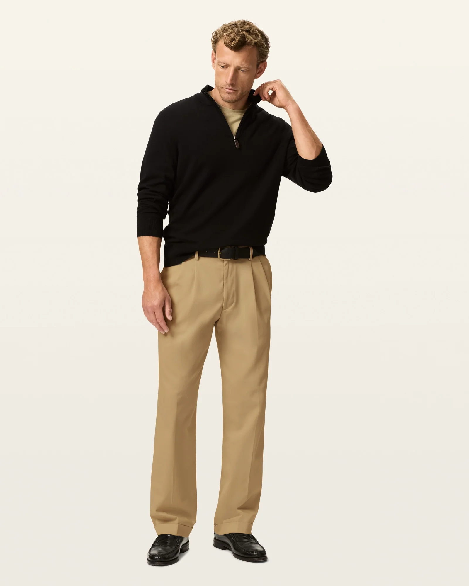 Comfort Khakis. Pleated. Relaxed Fit
