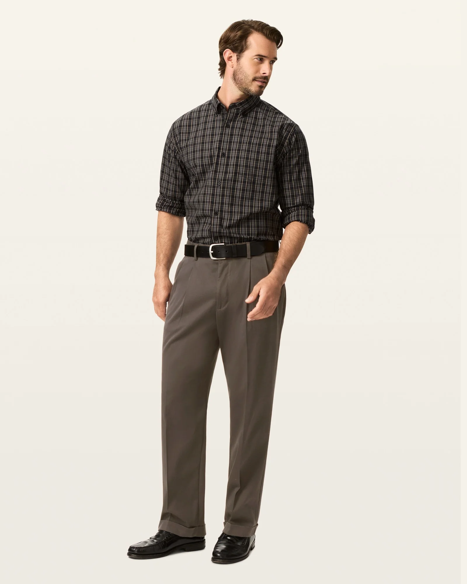 Comfort Khakis. Pleated. Relaxed Fit