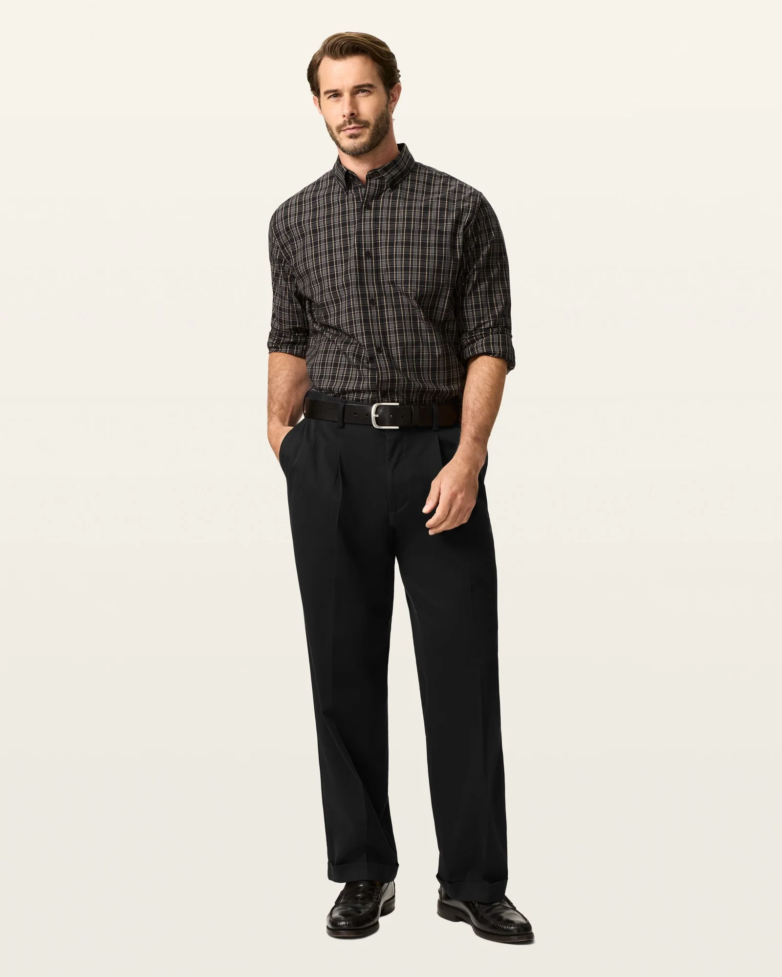 Comfort Khakis. Pleated. Relaxed Fit