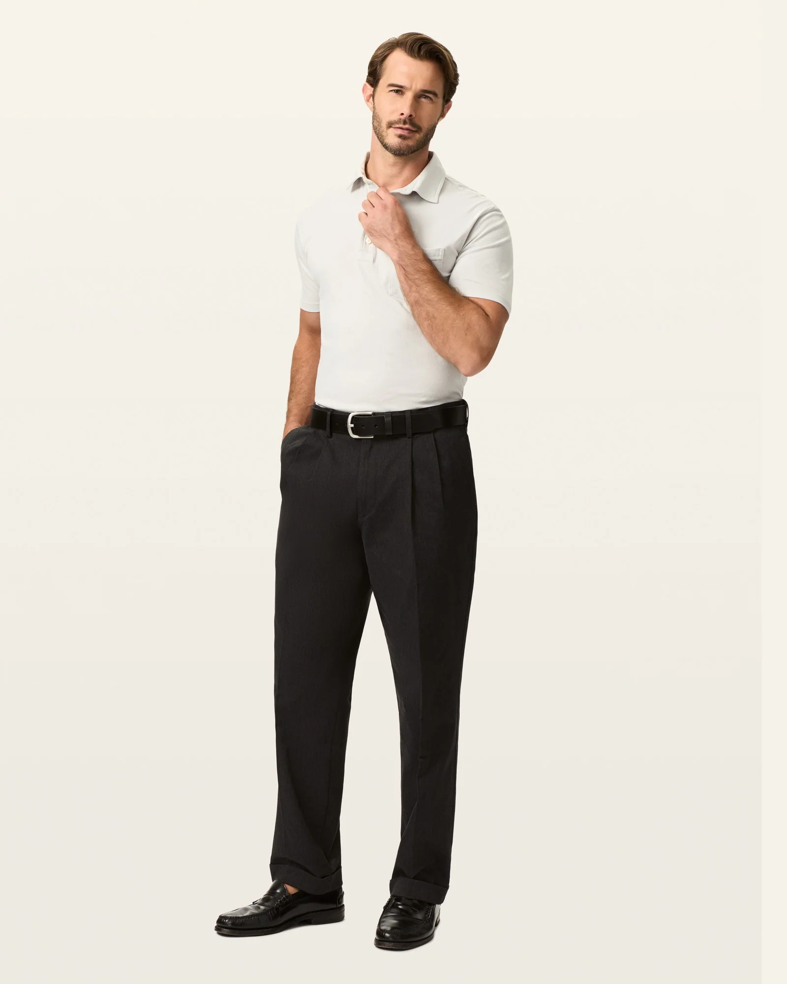 Comfort Khakis. Pleated. Relaxed Fit